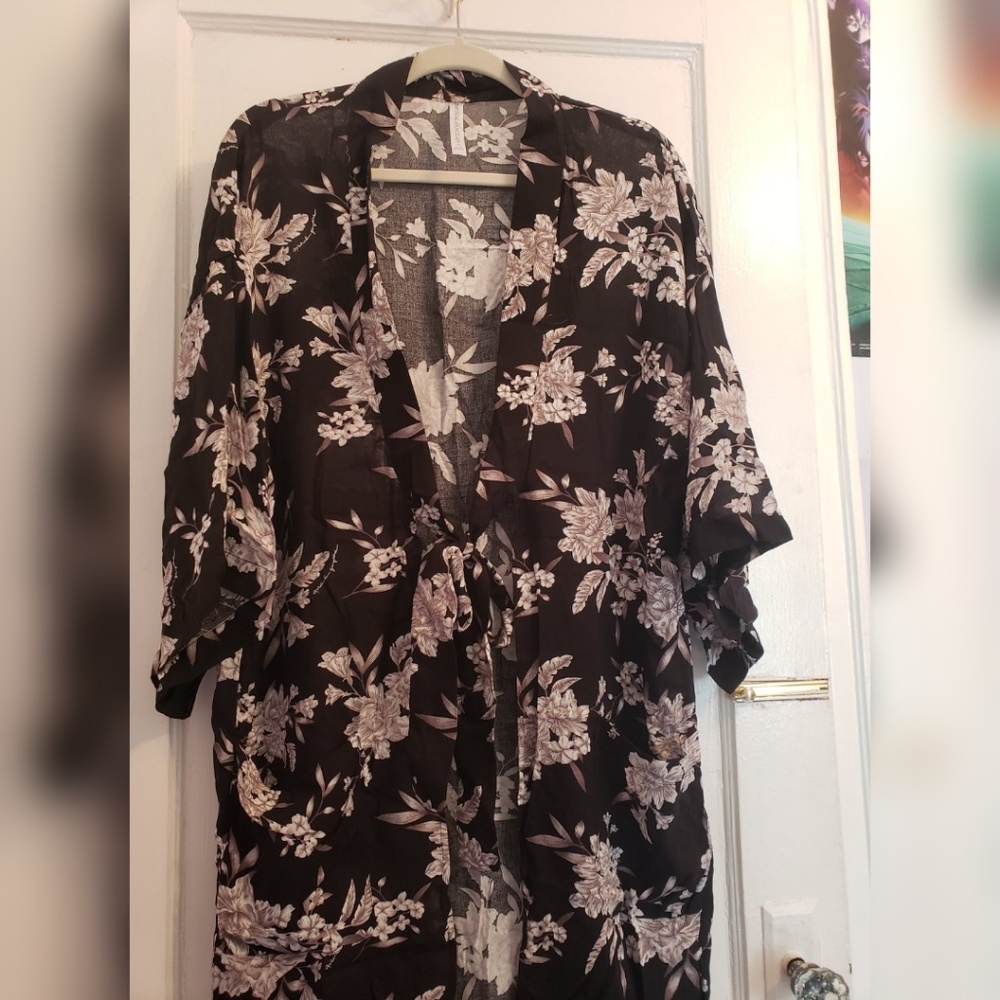 Cute floral kimono, black and white
